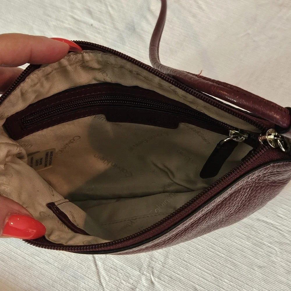 Calvin Klein Burgundy Pebbled Leather Crossbody Bag H3DEA1KF CHQS3228 Gold‎ Logo